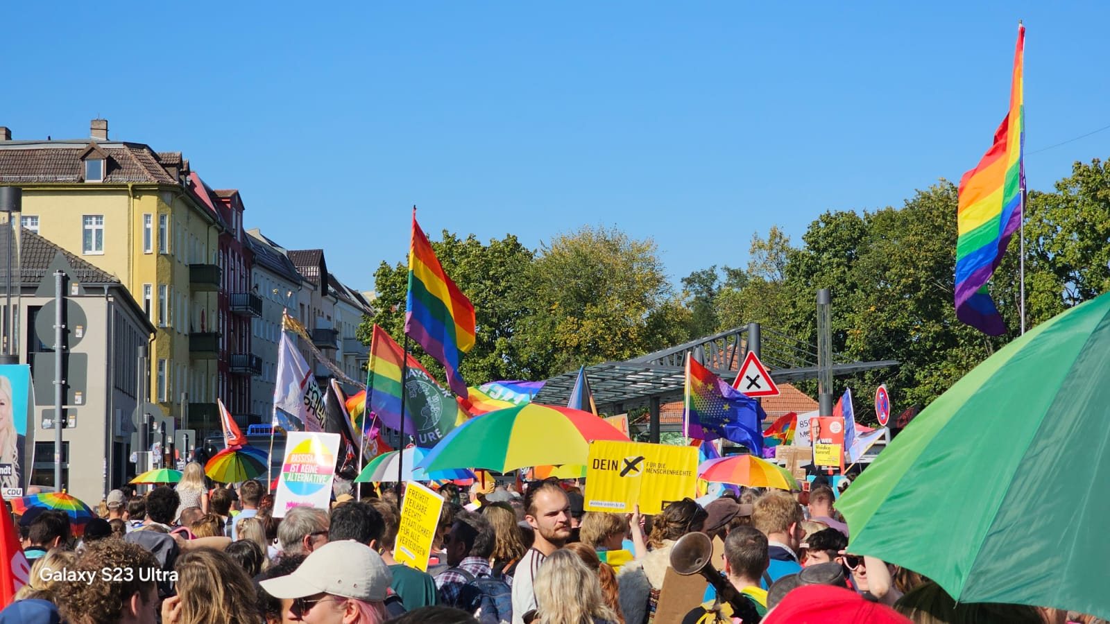 Bunte Menge mit Regenbogenfahnen beim CSD 2024
