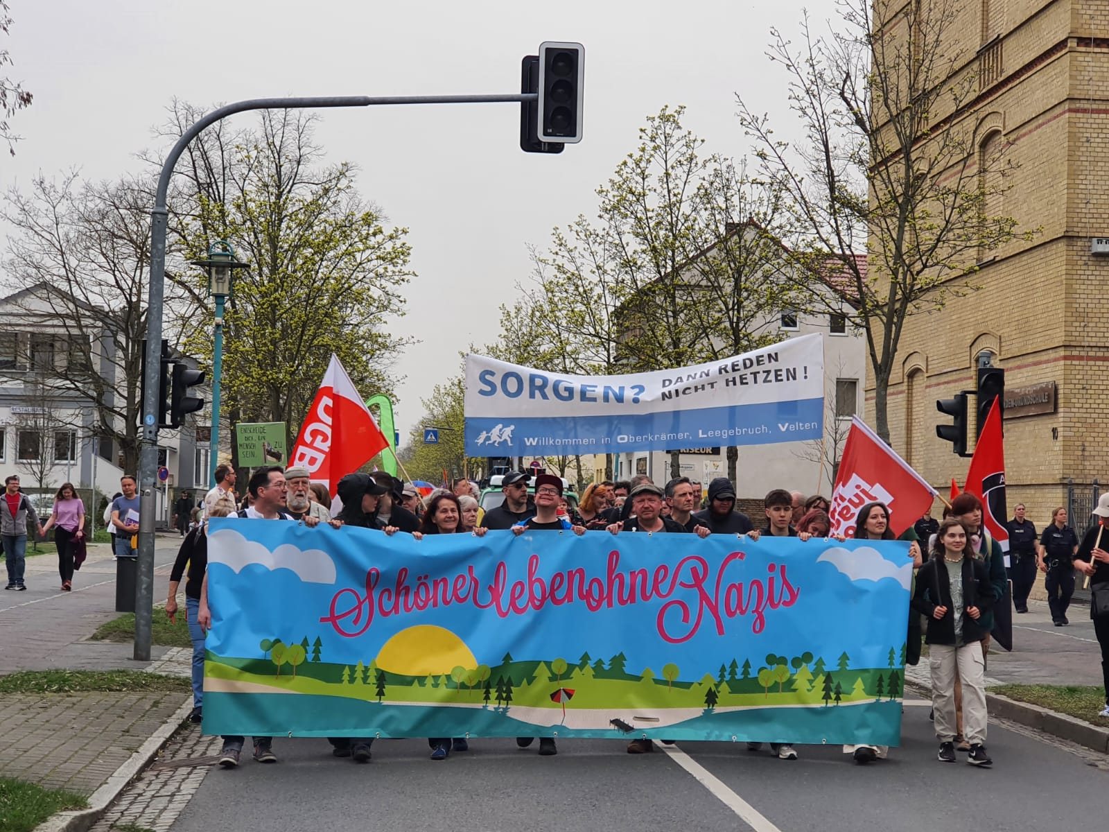 Demonstrationszug in Velten mit Transparent