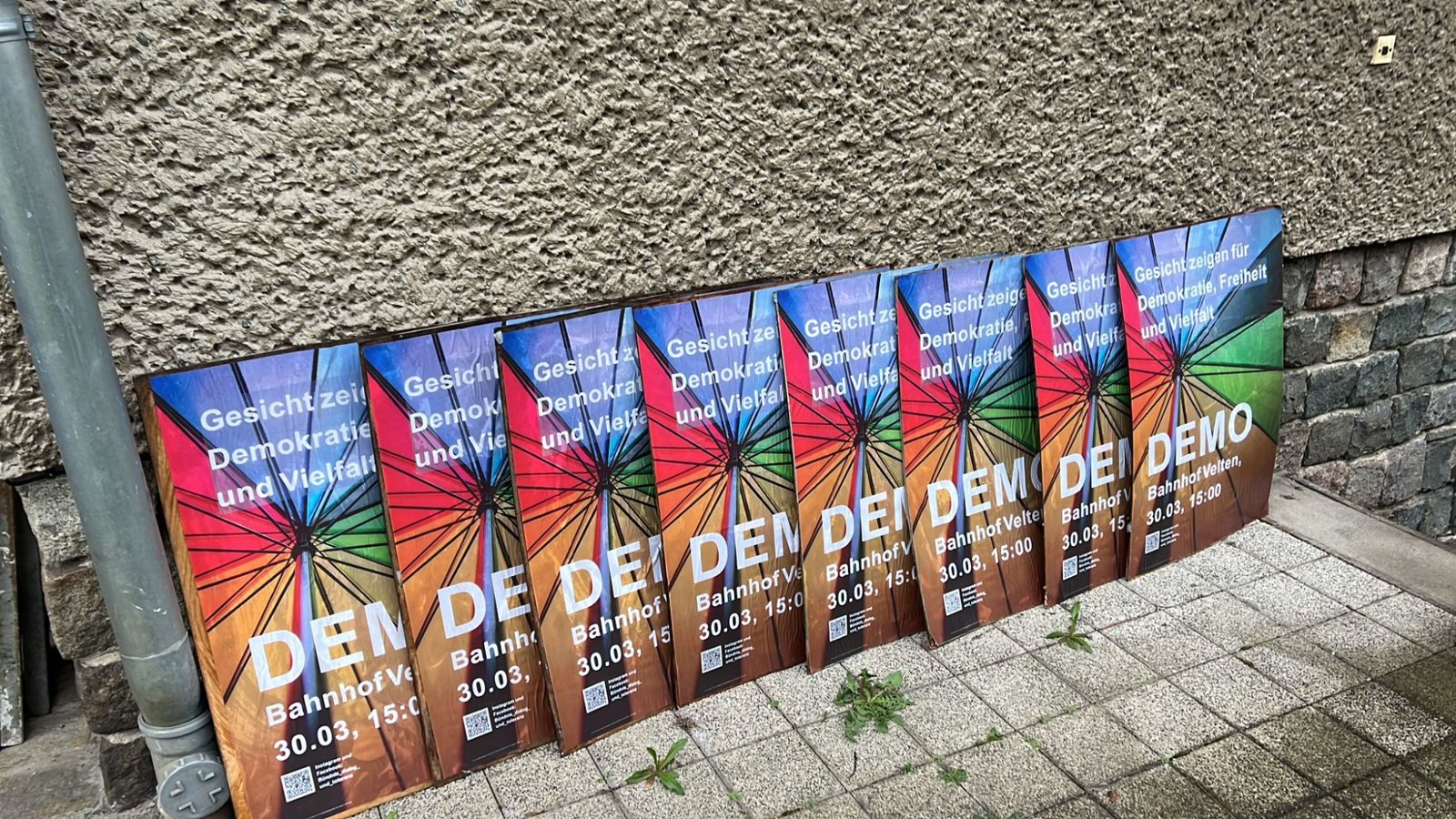 Aufgereihte Demo-Plakate auf dem Boden