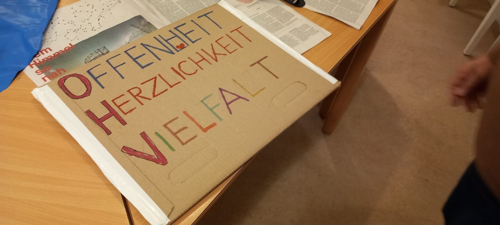 Handgeschriebenes Schild: Offenheit, Herzlichkeit, Vielfalt