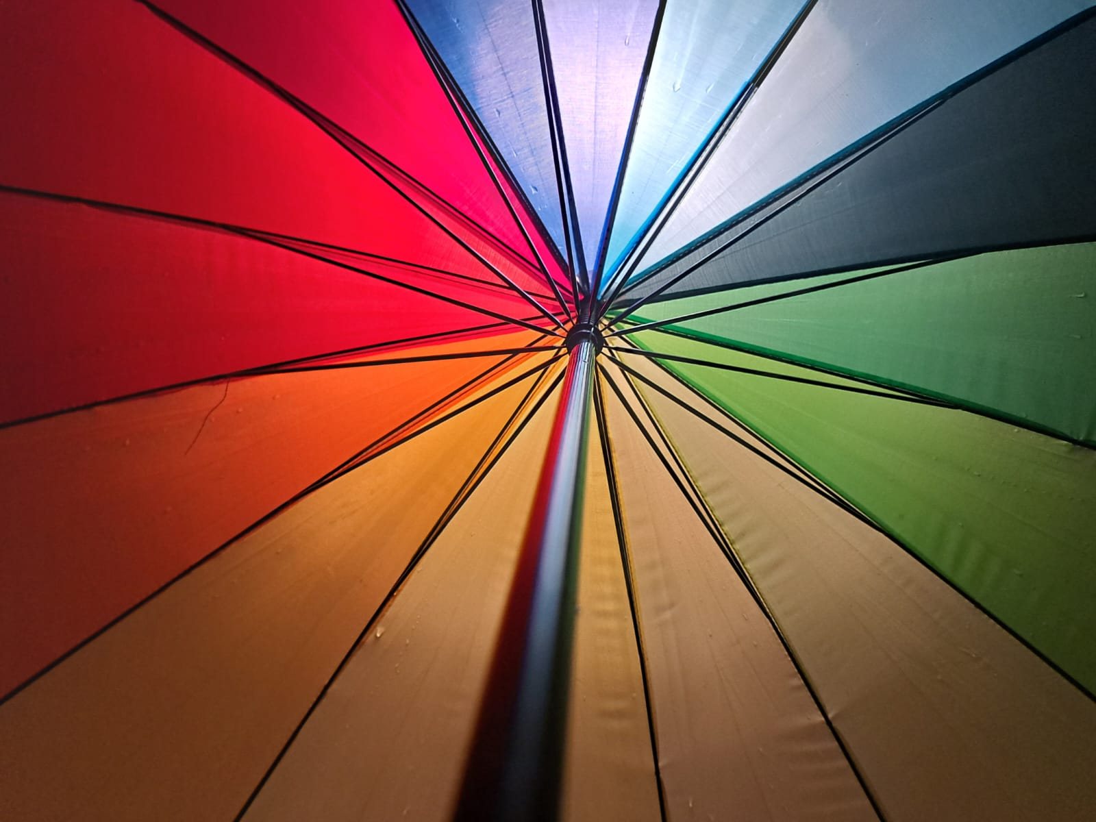 Regenbogenschirm von unten
